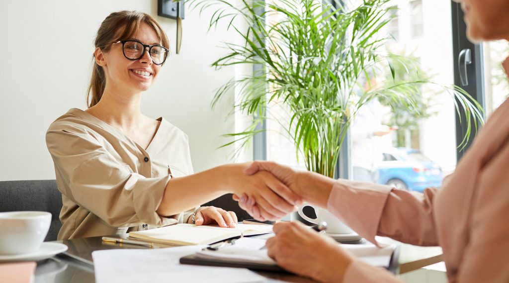 Two businesspeople come to an agreement.