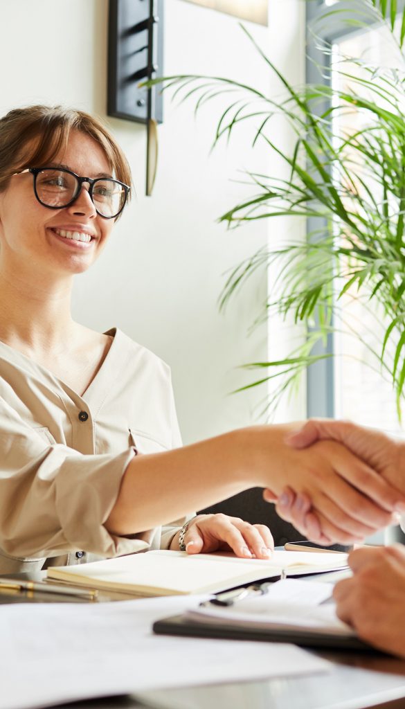 Two businesspeople come to an agreement.